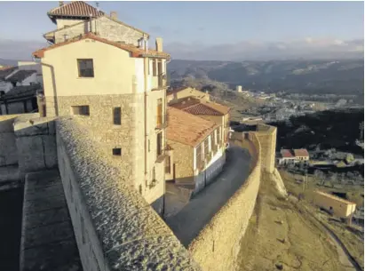  ??  ?? The walls of Morella offer splendid views of the surroundin­g area
