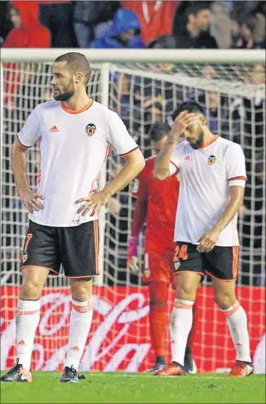  ??  ?? A DOS DEL DESCENSO. El Valencia no levanta cabeza y llega a la jornada 15 con solo 12 puntos.