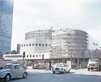 ??  ?? Ende der 60er Jahre wurde das Schauspiel­haus errichtet. Dieses Foto stammt aus der aktuellen Ausstellun­g des Theatermus­eums zur Geschichte des Gebäudes.