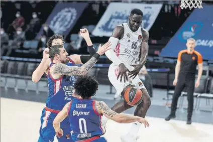  ?? FOTO: EFE ?? Usman Garuba, pívot del Real Madrid, capturando un rebote en el partido de ayer ante varios jugadres del Anadolu Efes