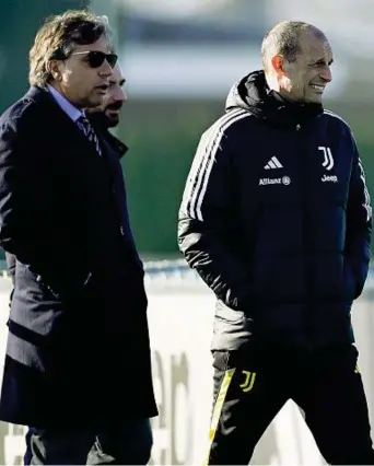  ?? ?? Il direttore sportivo della Juventus Cristiano Giuntoli con Massimilia­no Allegri, 56enne tecnico livornese, alla sua ottava stagione sulla panchina bianconera