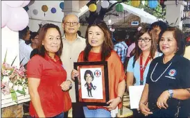  ??  ?? Officers of the Pangasinan Chapter of the Philippine Red Cross, along with Dr. Vivencio Villaflor (second from left), present a gift to Rachel