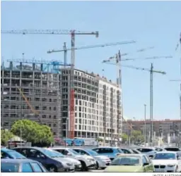  ?? JAVIER ALBIÑANA ?? Obras de viviendas en Málaga capital.