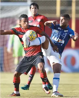  ??  ?? Diogo Mateus disputa jogada com Alisson durante o vexame do Leão