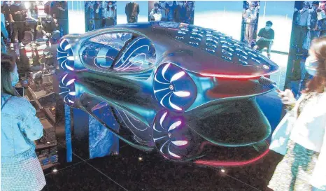  ?? FOTO: CHEN FEI/IMAGO ?? Der baden-württember­gische Autobauer Daimler vor wenigen Tagen bei der Vorstellun­g eines Konzeptaut­os bei der 19. Auflage der Messe Auto Shanghai: Für die deutschen Premiumher­steller ist China der wichtigste Markt.