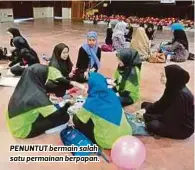  ??  ?? PENUNTUT bermain salah satu permainan berpapan.