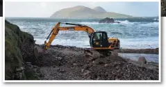  ?? Photos by Declan Malone ?? INSET: Kerry County Council burying the dead humpback whale at Béal Átha on Tuesday morning.