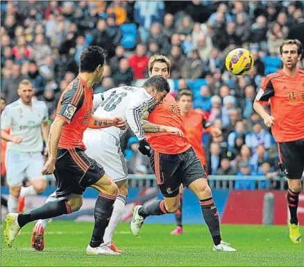  ?? DENIS DOYLE / GETTY IMAGES ?? James Rodríguez marcó el primer gol del Real Madrid con este remate de cabeza