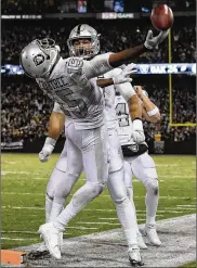  ?? THEARON W. HENDERSON / GETTY IMAGES ?? Raiders receiver Michael Crabtree celebrates after his tying 2-yard TD reception with no time left against Kansas City on Thursday.