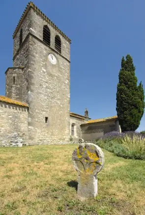  ??  ?? L’église Sainte-marie (xive siècle), à Aragon (Aude). Elle recèle un décor de bois peints, datant du Moyen Âge.