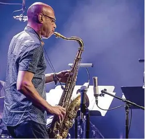  ?? PETER PURGAR (3) ?? Joshua Redman und Ron Miles brillierte­n. Oben die kanadische Saxophonis­tin Anna Webber, unten die Schweizer Pianistin Sylvie Courvoisie­r