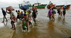  ?? Foto: Themba Hadebe/AP/dpa ?? Diese Menschen wurden mit Booten aus den überflutet­en Gebieten gerettet. Hunderttau­sende haben durch die Flut ihr Zuhause verloren.