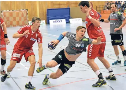  ?? FOTO: MISERIUS (ARCHIV) ?? Alexander Kübler (mit Ball) hat in dieser Saison mit dem LTV noch einiges vor. Der Kreisläufe­r hat hohe Ansprüche an sich und den Handball-Drittligis­ten.
