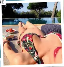  ??  ?? BABYBAUCH AM POOL Die schwangere Laila Maria sonnt sich in den Osterferie­n in St-Tropez, wo Dibelius eine Villa besitzt