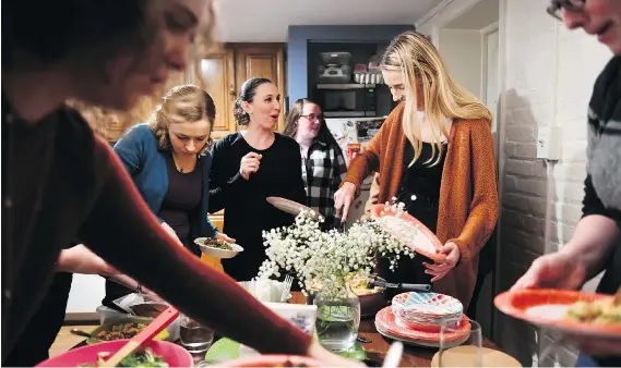  ?? KATHERINE FREY/THE WASHINGTON POST ?? Young adults who have experience­d significan­t loss find support and compassion over plates of food at the Dinner Party.