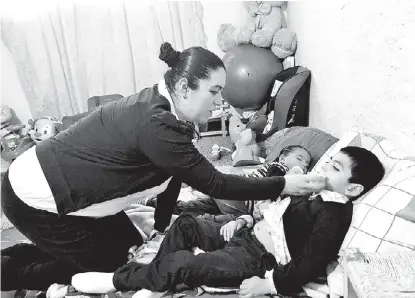  ?? BLANCA VALADEZ ?? Elvia Alvarado García cuida de su hijo Emiliano, de cinco años.