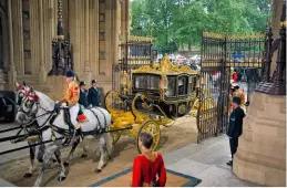  ??  ?? Le 4 juin 2014, Élisabeth II arrive au parlement dans le carrosse de son jubilé.