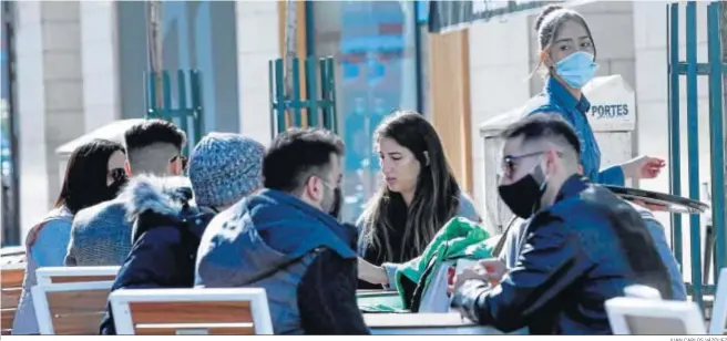  ?? JUAN CARLOS VÁZQUEZ ?? Terrazas con veladores a la hora del aperitivo en la Avenida de la Buhaira, mientras lucía el sol durante el mediodía de ayer.