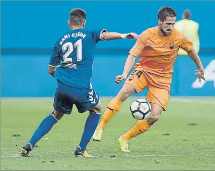  ??  ?? El rojinegro Jorge Miramón Intenta eludir el marcaje de Danio Ojeda en el choque que midió al Reus Deportiu ante el Lorca FOTO: LOF