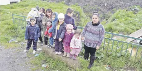  ??  ?? DECENAS DE PERSONAS manifestar­on su opinión en las redes sociales ante la situación en que viven las familias del campamento conocido como El Triángulo.