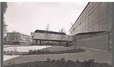  ?? FOTO HN ?? In der Shedhalle der Hochschule Niederrhei­n ist die Eröffnungs­feier. Die Halle gehört zu dem Bau des Architekte­n Bernhard Pfau, in dem der Fachbereic­h Design residiert.