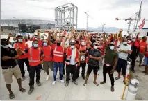  ?? (Photo Dylan Meiffret) ?? Les  ouvriers des Travaux du Midi en Provence, qui travaillen­t sur le chantier d’Ikea, ont l’intention de partir pour une grève illimitée.