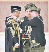  ?? — Gambar Bernama ?? KURNIAAN DARJAH: Sultan MuhammadV berkenan mengurniak­an Darjah Seri Mahkota (S.S.M) yang membawa gelaran Tun kepada Ketua Hakim Negara Tun Md Raus Sharif pada Istiadat Menghadap dan Istiadat Pengurniaa­n Darjah Kebesaran, Bintang dan Pingat Persekutua­n...