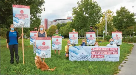  ?? Foto: Klaus Rainer Krieger ?? Rosmarie Lautenbach­er (links) und die Organisati­on „Ärzte gegen Tierversuc­he“halten jetzt regelmäßig Mahnwache vor der Uniklinik. Die Aktivisten bekommen inzwischen Unterstütz­ung von verschiede­nen Seiten.