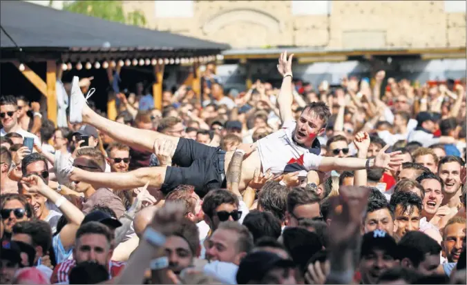  ??  ?? CELEBRACIÓ­N. La afición de Inglaterra celebró en las calles de Samaras el pase a las semifinale­s del Mundial de Rusia tras 28 años sin estar entre los cuatro mejores.