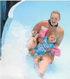  ?? Picture: WERNER HILLS ?? COOLING DOWN: Mari-Lee Blumenthal and her daughter Libby, 3, cool off at the Splash Waterworld at Kings Beach during Monday’s hot weather