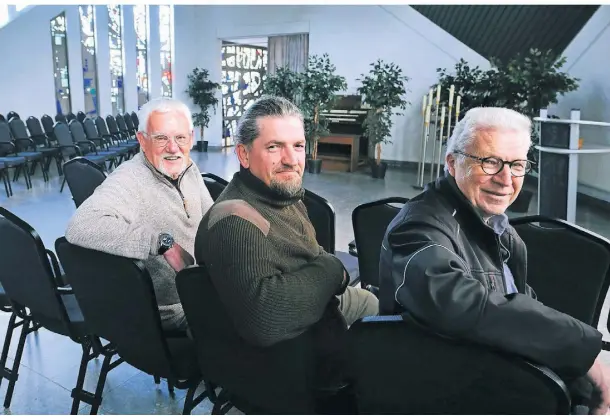  ?? FOTO: BLAZY ?? Sie zeigen mit ihrer Aktion, dass ein Friedhof auch Lebensraum ist (v.l.): Burkhard Rüdiger, Jan Meyburg und Fritz Reich.