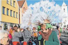  ?? FOTO: GISELA SPRENG ?? Die Pusteblume­n lenken die Aufmerksam­keit der Zuschauer auf sich.