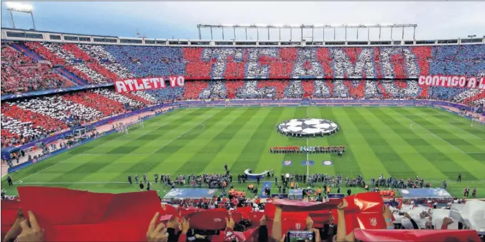  ??  ?? CADA VEZ MÁS GRANDE. Imagen del tifo que mostró un Calderón lleno la pasada temporada, antes de medirse al Bayern en la ida de semifinale­s de la Champions.