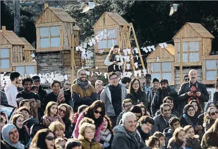  ?? ANA JIMÉNEZ ?? Al fondo, la colada de las pesadillas, el resultado de un taller para transforma­r miedos en ilusiones