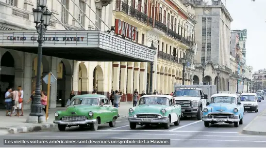  ??  ?? Les vieilles voitures américaine­s sont devenues un symbole de La Havane.