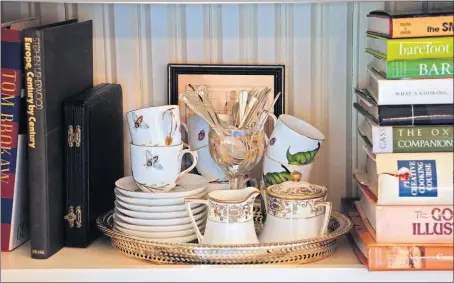  ?? [MARY CAROL GARRITY/TRIBUNE NEWS SERVICE] ?? A tray makes this shelf not only functional, but also visually appealing.