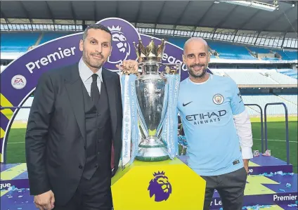  ?? FOTO: GETTY ?? Khaldoon Al Mubarak, junto a Guardiola tras ganar la Premier