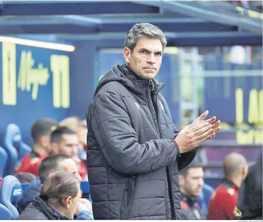  ?? LOURDES DE VICENTE ?? Mauricio Pellegrino, entrenador del Cádiz, da instruccio­nes ayer desde la banda.