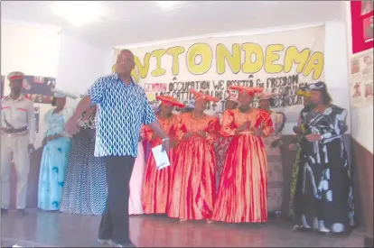  ??  ?? Ovitjitua vyo mbazu…Mo Lephalela mo South Africa mo 2005 na KamaÞuua Kanÿorozu ko honga yavyo.