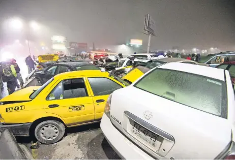  ??  ?? El hielo que se formó en el puente Luis Echeverría, en Saltillo, Coahuila, provocó la carambola que además dejó cuatro lesionados, según la Policía Municipal.