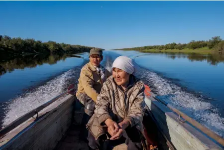  ??  ?? DEDESUBT
Nikolai și Svetlana Iaglovski, un cuplu indigen, încă își câștigă existența vânând și pescuind pe Kolîma în apropiere de Cerski. Unii vecini au fost obligați să se mute la oraș; permafrost­ul care se dezgheață subminează casele de pe malul râului și îngreuneaz­ă orientarea prin peisaj.