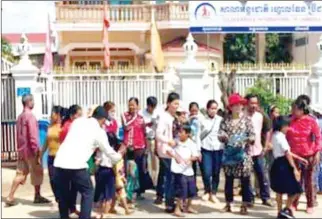  ?? KHEMARA VIA FACEBOOK ?? More than 100 parents, guardians and teachers have sued the principal and cashier of a private school in Svay Rieng province for allegedly committing fraud.