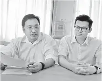  ??  ?? SIDANG MEDIA: Chong dan pembantu khasnya Kelvin Yii pada sidang media di ibu pejabat DAP Sarawak, semalam.
