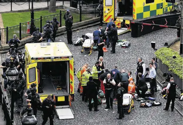  ??  ?? DEVASTATIO­N: Emergency services outside the Palace of Westminste­r yesterday after a man armed with knives, circled below, killed four people