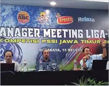  ?? MONICA GRACIA/JAWA POS ?? PEMBINAAN: Dari kiri, M. Jaya, Cholid Goromah, dan Amir Burhanuddi­n dalam manager meeting Liga Remaja U-17 PSSI Jatim di Quest Hotel, Surabaya, kemarin.