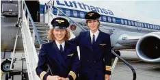  ?? Foto: Roland Fischer, Lufthansa, dpa ?? Nicola Lisy (links) und Evi Hetzmannse­der waren die ersten Co Pilotinnen in einem Lufthansa Cockpit.