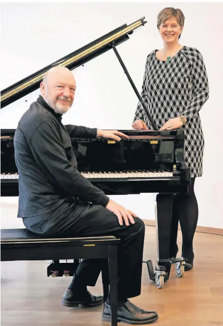  ?? FOTO: D. BRUVER-LESKE ?? Sopranisti­n Desiree Bruver-Leske lässt sich am Piano von Karl-Heinz Kensche beim Liederaben­d „Kultur im Treppenhau­s“begleiten.