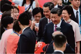  ??  ?? Presidente Xi Jinping promete manter o estatuto especial para a ex-colónia britânica