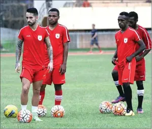  ?? HANS/CENDERAWAS­IH POS ?? BALIK: Ricardinho (kiri) berlatih bersama Persipura di Stadion Mandala, Jayapura (15/3).