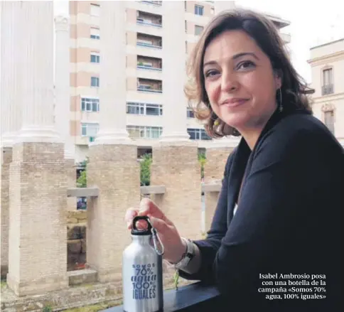  ?? ARCHIVO ?? Isabel Ambrosio posa con una botella de la campaña «Somos 70% agua, 100% iguales»